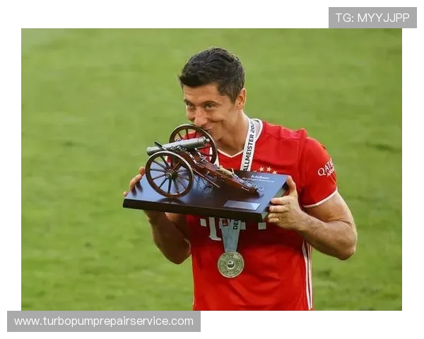 莱万多夫斯基作为波兰足球偶像本赛季表现稳健