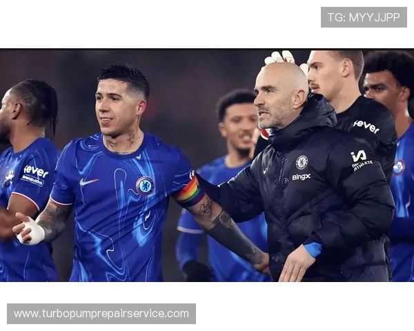 切尔西球员众多但整体难以形成,当前赛季战术磨合和协同效率受限情况明显 切尔西球员众多但整体难以形成,当前赛季战术磨合和协同效率受限情况明显