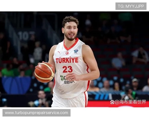 申京挡拆持球组织拉开火箭内线空间较上季更高效