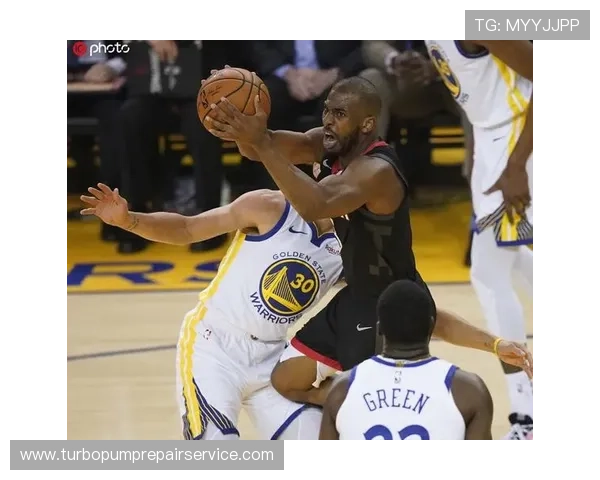 依据篮球规则解析阻挡和带球撞人区别与具体判罚标准